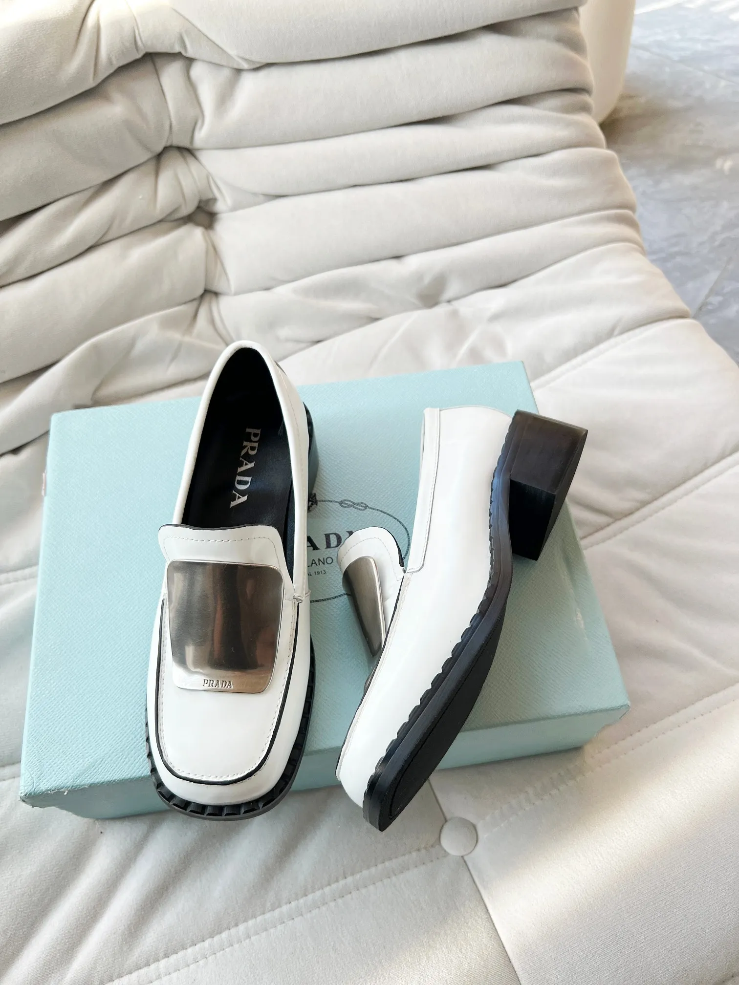 👟👟Ex-factory price 560👟👟 Prada’s new spring and summer women’s clothing｜Absolutely beautiful🥰Exception! Extra number! Anita will continue to update the latest SS25 catwalk pre-sale models, with novel logos as soul mates. Full of fun ~ Adhering to the trend-setting vane, you must believe in Prada's ability to capture fashion. 35-42 yards